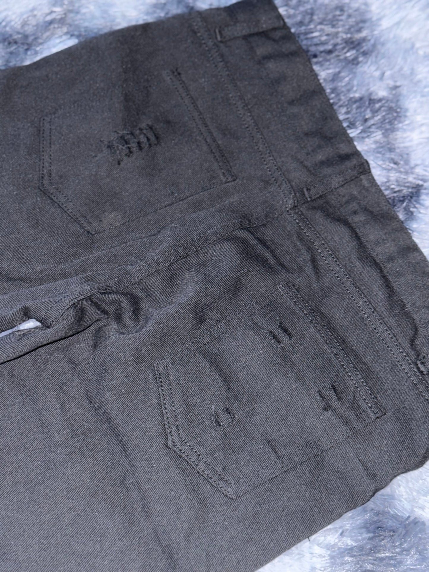 Pantalón con diseño en roto