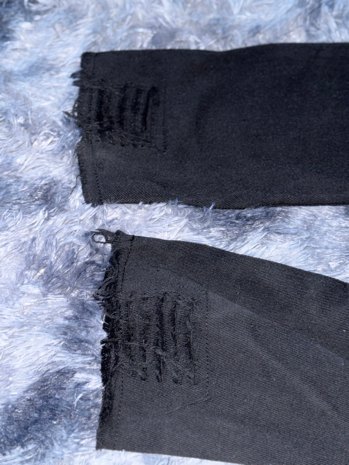 Pantalón con diseño en roto